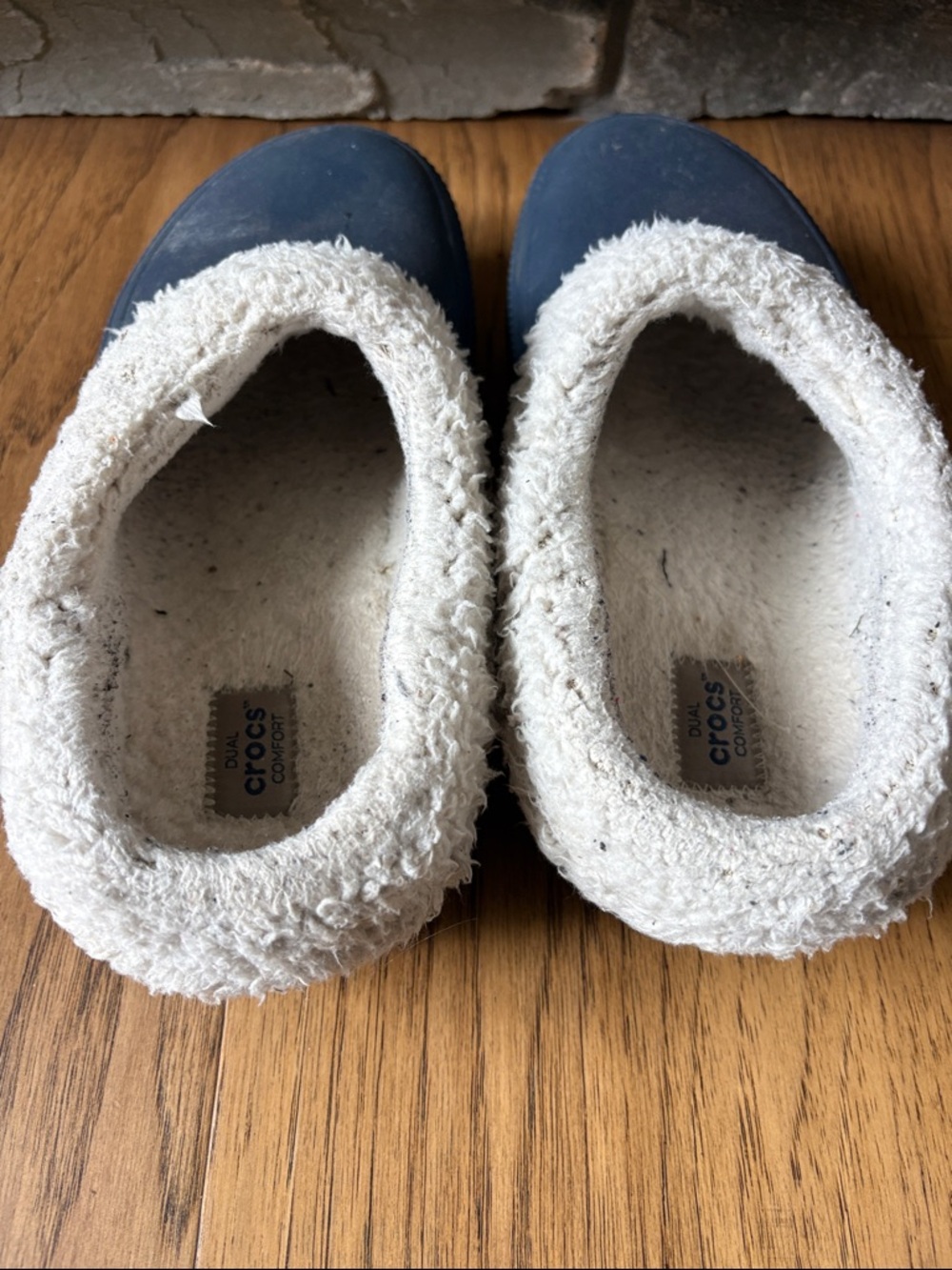 CROCS Navy Slip-On Clogs with Cream Sherpa Lining - Picture 4 of 5
